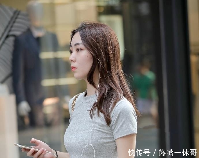  「优雅」街拍身穿灰色上衣搭配经典热裤的小姐姐，优雅而又时尚！