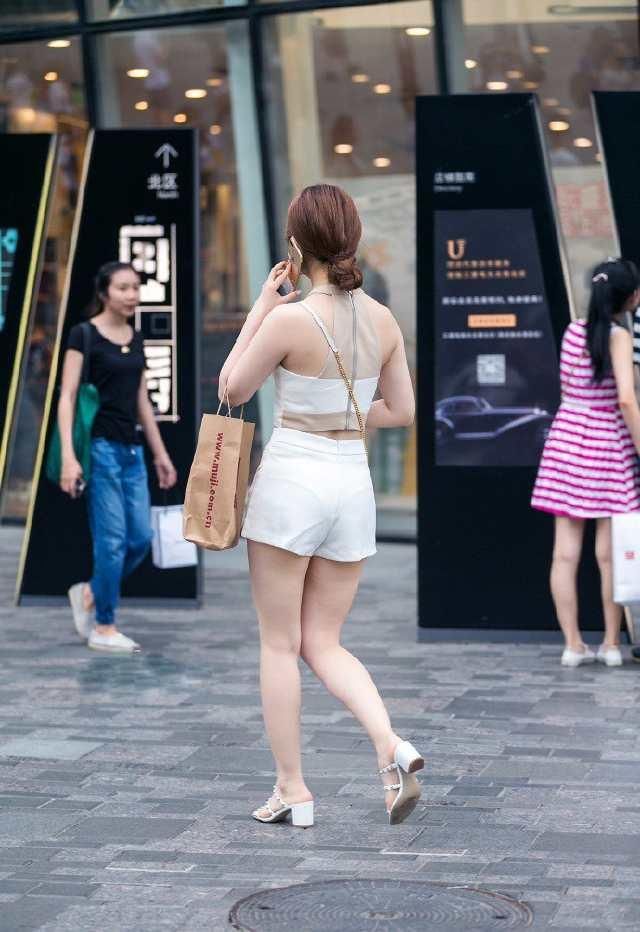 街拍，小姐姐穿紧身瑜伽裤上街，这身材真是让人服气！