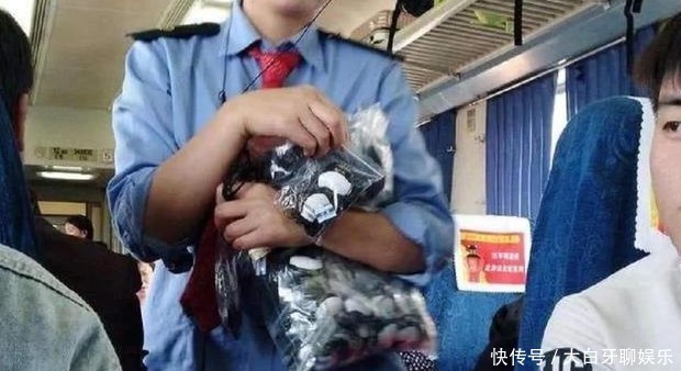  关系：火车上总能遇到推销员，他们身穿工作服，和火车站是什么