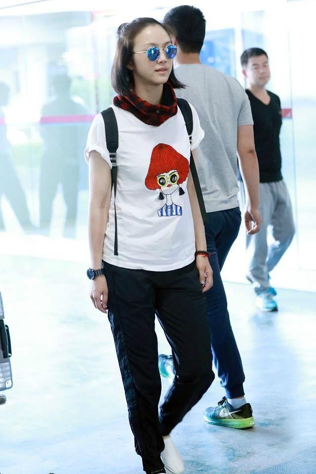 远嫁韩国的汤唯，双腿粗出了新高度，网友:还是穿回裙子吧!