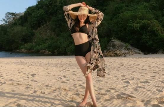 夏天海边,身材姣好的小姐姐,身穿比基尼不仅性感又文艺