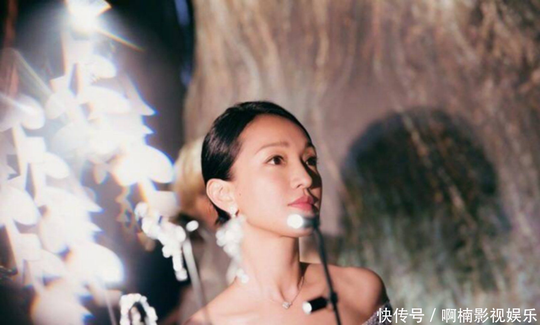 44岁周迅现身活动秀美肩艳压全场，性感“小蛮腰”妩媚动人