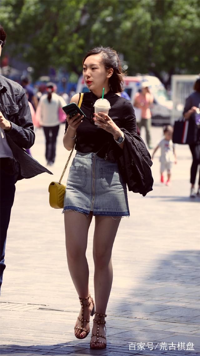 牛仔短裤和短裙，性感不失活力的代表