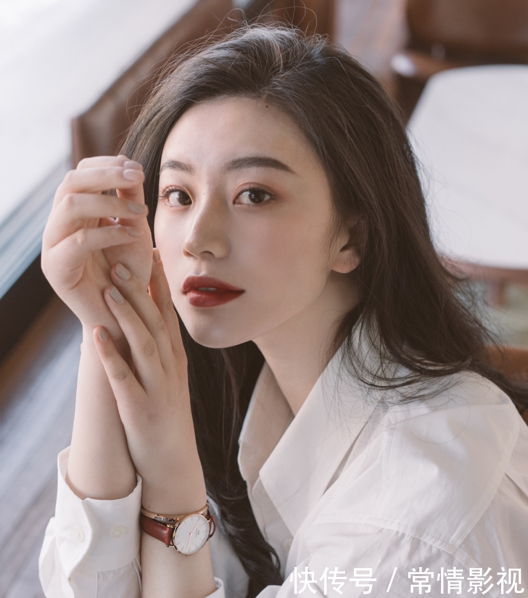  『春天』基础款怎么穿出高级感？白色衬衫搭配牛仔裤，春天上班逛街两不误