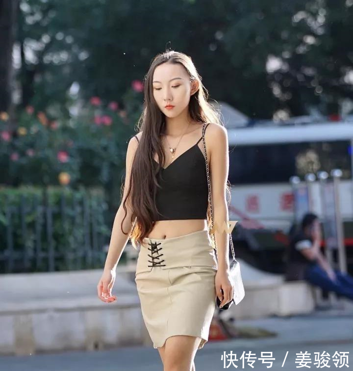 街拍，长直发女神穿吊带配包臀裙，好身材显露无疑，性感有魅力