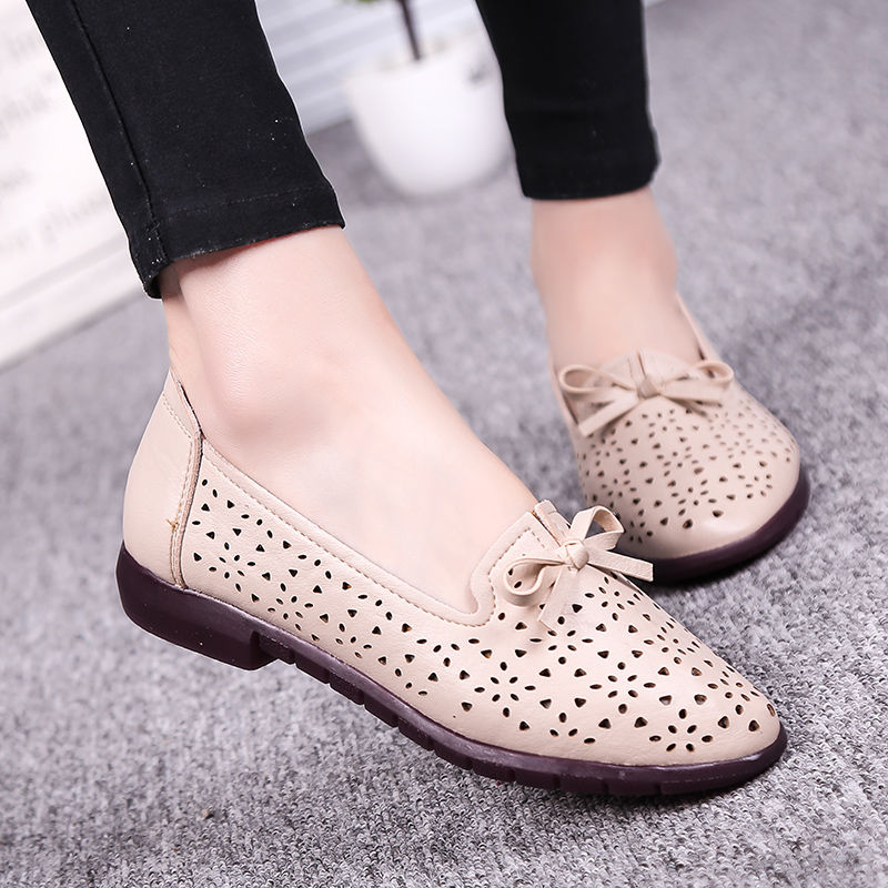 国庆旅游，50岁婆婆穿这休闲鞋，没高跟鞋累脚还显嫩，忒舒适