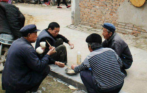 农民们打工十几年，最后却要借钱生活，为啥？这次专家说出了实话