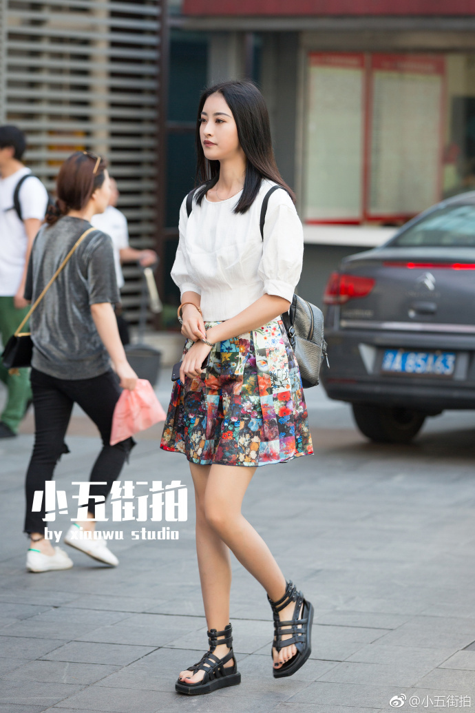 重庆街拍,拥挤的人群中,一眼遇见格外引人注意的你