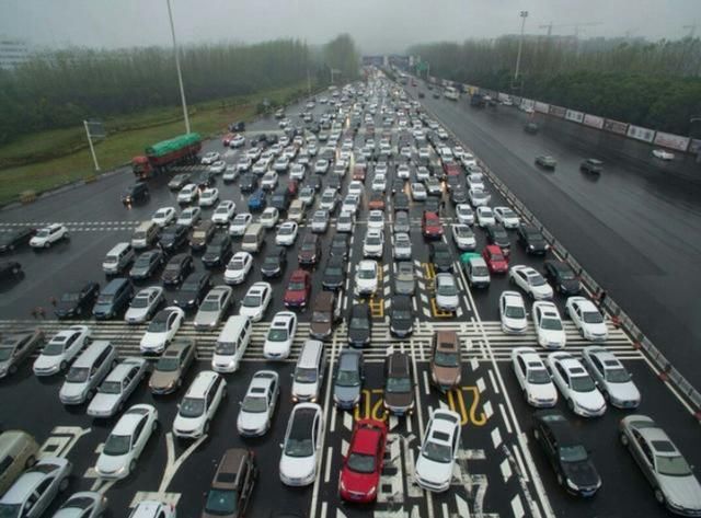  汽车@国内堵车的真正原因，真的是修路和红灯多吗？其实不然