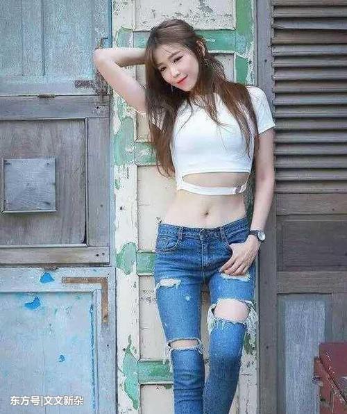 街拍：美女漏肩装, 搭配性感超短裙, 漂亮的小姐姐!