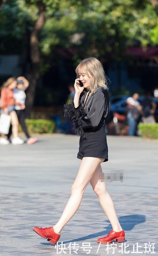  大方：街拍：图七穿公主服逛街，和街上的人格格不入，真是高雅大方！