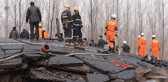 耗资上亿元的大桥，建造了三年才完工，通车四个月出问题