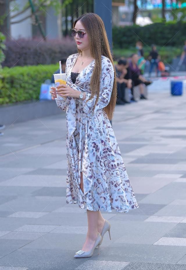  [凸显]花纹连衣裙颜色不够丰富，一个彩色墨镜才是凸显“时尚”的亮点