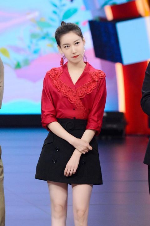 『 开叉』大开叉长裙性感，红色衬衫配A字裙时尚减龄，37岁高露终于变了