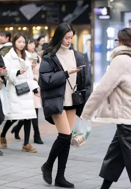 「气质」街拍:面带微笑的美女,一件白色上衣配牛仔热裤,时尚清新气质