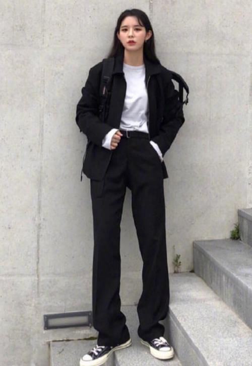 「显瘦」春天建议:“奶奶裤”已经凉凉,现在网红更爱这样穿,显瘦又时髦