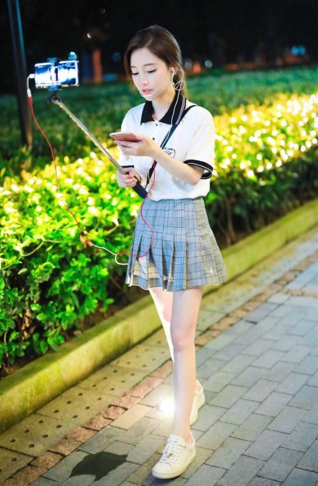 冯提莫户外直播被抓拍，真实镜头下的她竟是长这样！