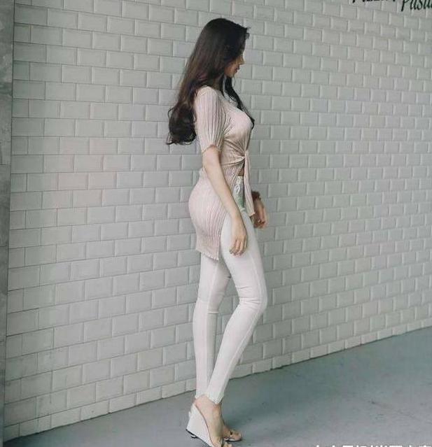 街拍：完美紧身裤美女，凸显有型的身材