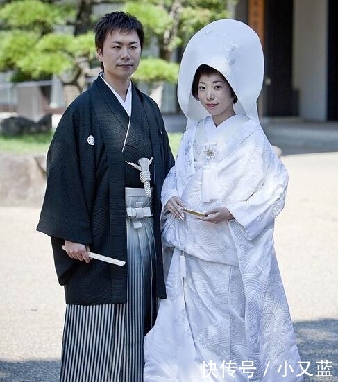  #婚纱#各国婚纱: 中国的“凤冠霞帔”太惊艳, 日韩婚纱长的一样还单调?