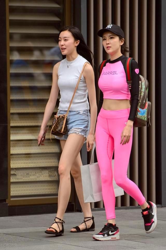 穿搭紧身裙:小姐姐窈窕性感的身姿曲线优美，优雅大方!