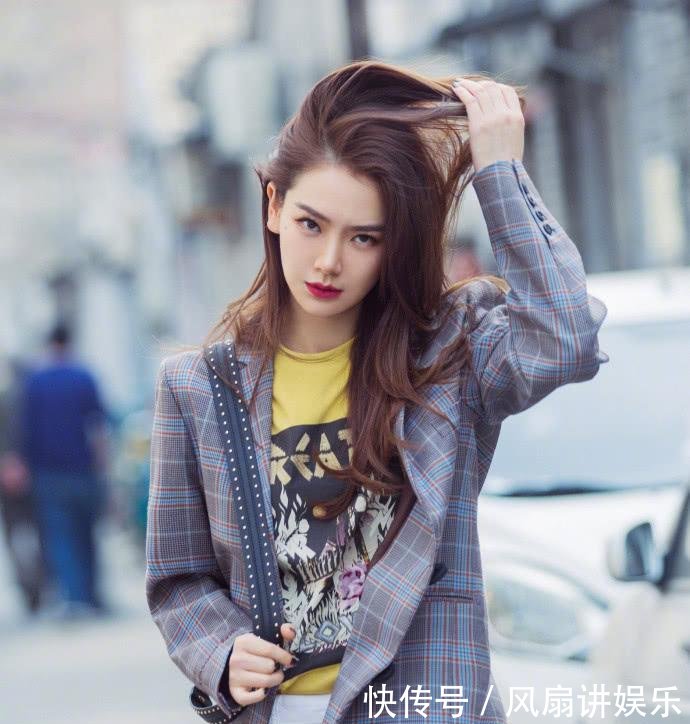 戚薇夫妻俩一同现身机场, 这回李承铉穿得可比戚薇时髦多了!