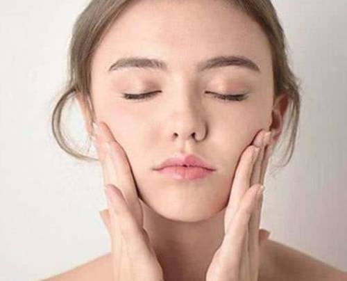 四个护肤谣言,很多人信以为真,女生看完第二个不敢乱买护肤品!