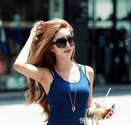 街拍火辣辣太阳下的性感美女，吊带紧身装秀出玲珑身段