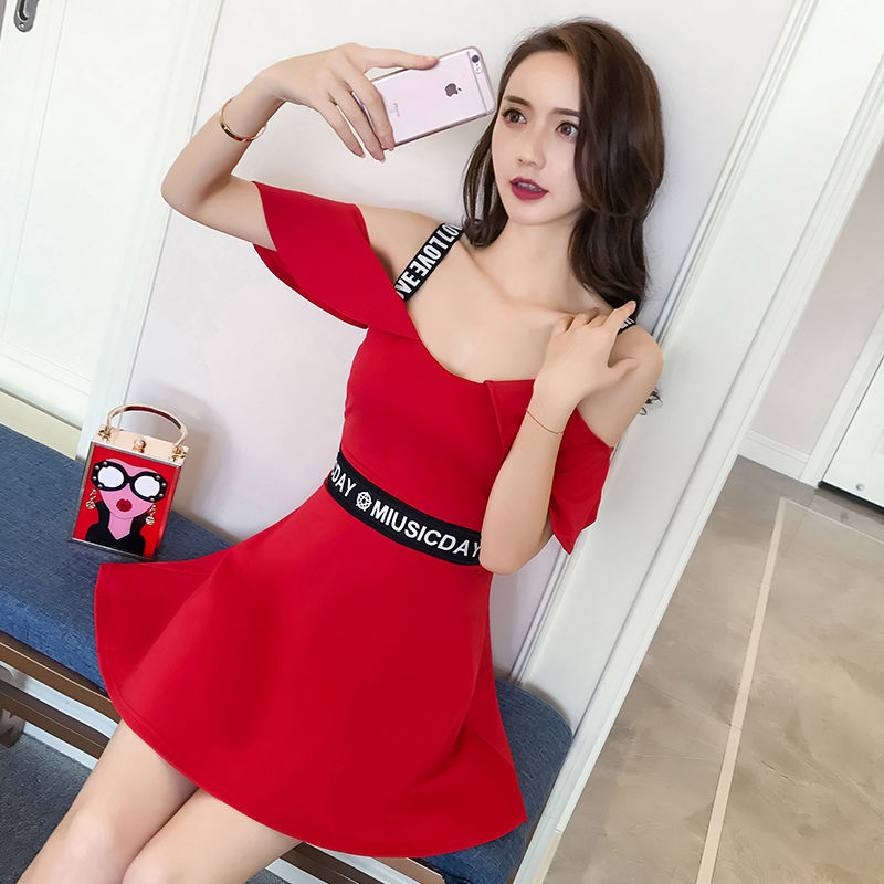 今年新款吊带裙一上市，老婆就把阔腿裤套装都扔了，减龄有女人味