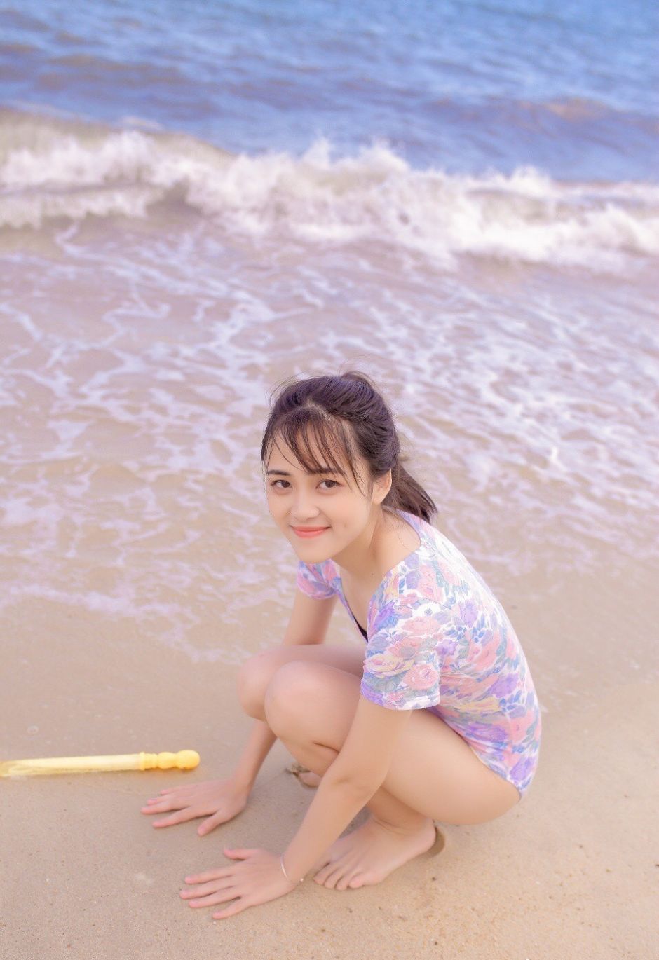 清凉高马尾美女碎花连体泳衣沙滩嬉戏写真图片