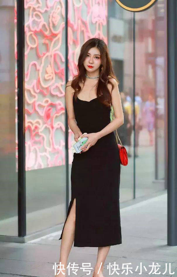 【T恤】街拍:美女穿了一款纯白色的T恤裙,充满了时尚的气息