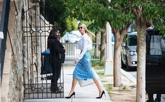 伊万卡衬衣配半身裙优雅现身，风一吹好尴尬，网友:差点变卡戴珊