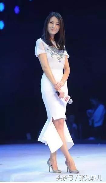 高圆圆身穿白色裙子，大胆开叉，网友：真想给她撕掉！
