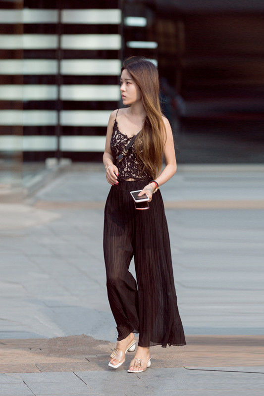 街拍路人,打扮时尚前卫的路人,总是能轻松成为众人的焦点