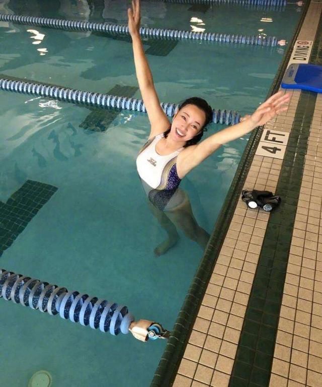刘晓庆最新近照，62岁穿泳衣秀曲线，身材依旧吸睛，网友：厉害了