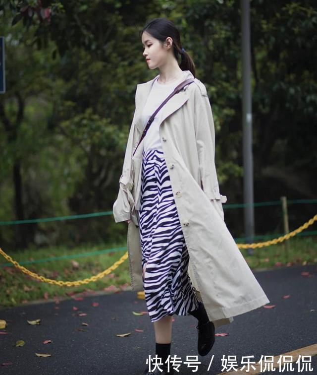 【女生】“豹纹裙”彻底过时了,今年流行的是“斑马裙”,微胖女生也能穿