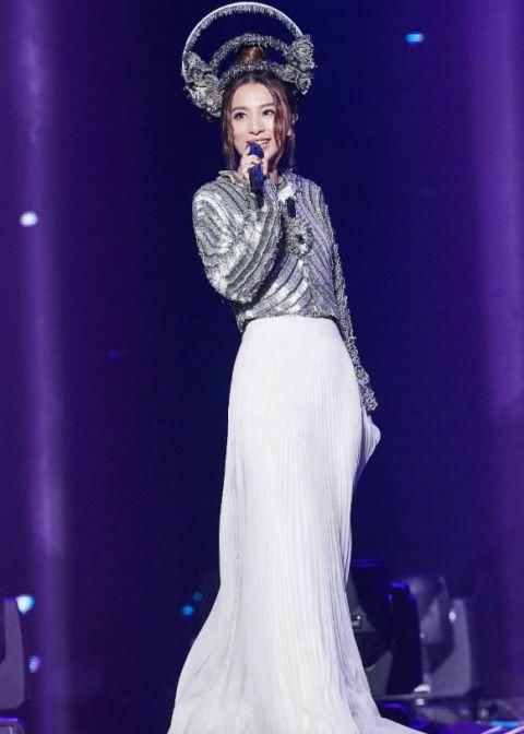 田馥甄不是一般人，把蚊帐和床单同时穿在身上，却穿出了仙女气质