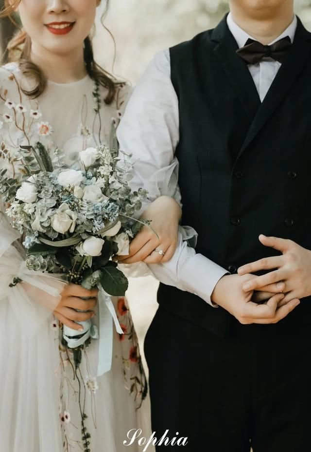  婚纱：婚礼当天婚纱礼服要选几套？答案在这儿！
