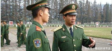 新中国独臂将军战火中他亲手割掉断臂，50岁晋升少将警衔