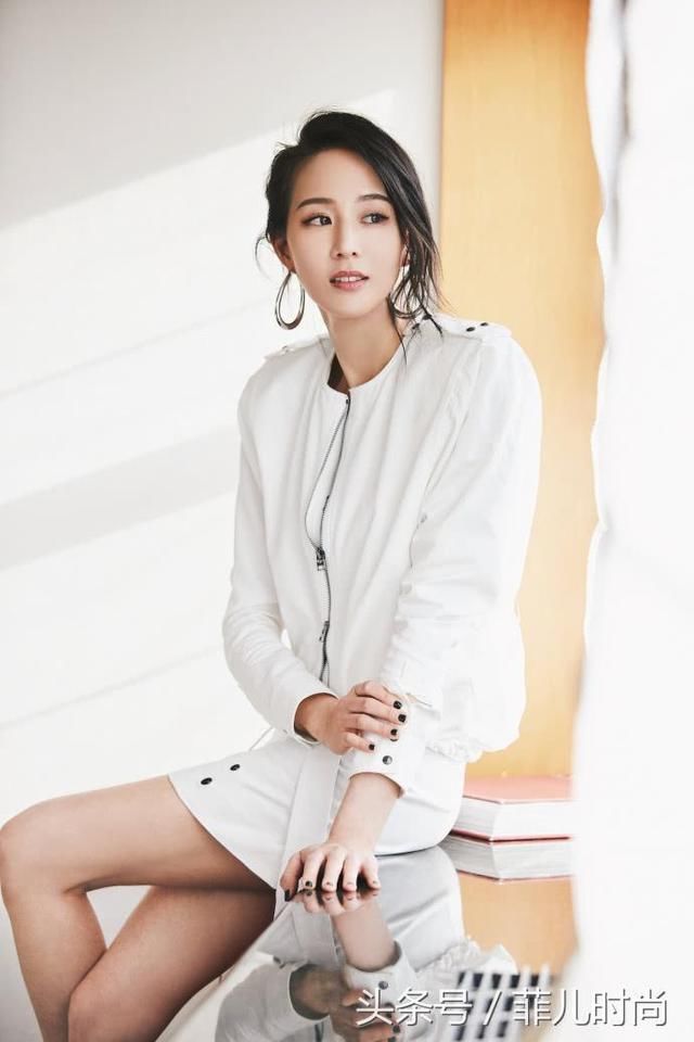 张钧甯终于肯秀腿了！裙子穿的有点短，也就能遮住大腿根而已！