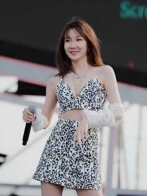  迪丽热巴■乃万换发型引热议。还有哪些大美女被刘海“封印颜值”？