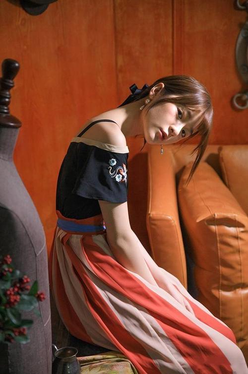 徐娇终于长大了，吊带裙性感又不失女人味，网友：美的冒泡