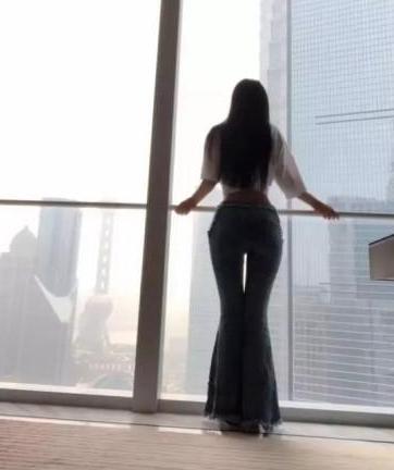 牛仔裤穿起来紧绷绷,凭一个背影就让我无法忘记!