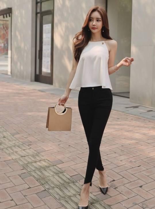 紧身打底裤，年轻有魅力的小姐姐，看上去更显十足的女人味！