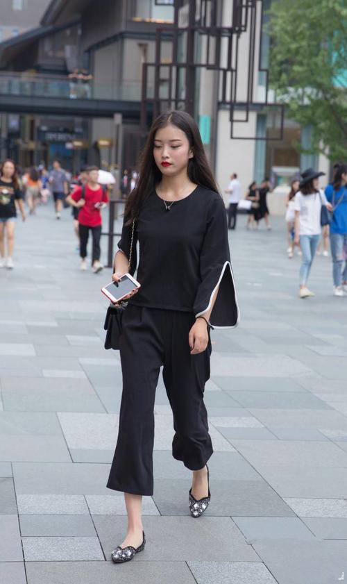 街拍，身材纤细的小姐姐穿露脐装配牛仔裤清凉又时尚，身姿倩丽