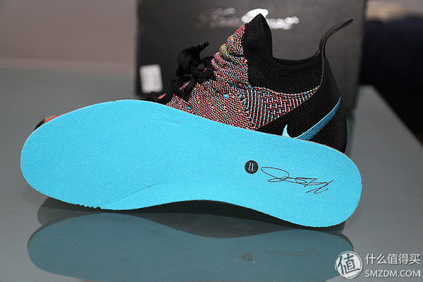 新买的东西 篇一:KD11骚彩色伪开箱，拍出来比实际好看的鞋子