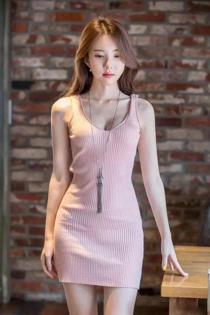 街拍:热裤小姐姐包臀裙小姐姐，谁会成为你心中理想的女神？