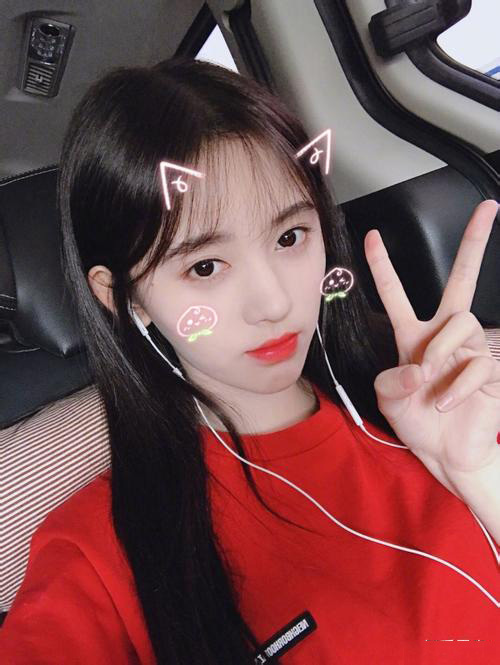 24岁鞠婧祎当众提裙子，太大胆了，网友：裙子太松了吗