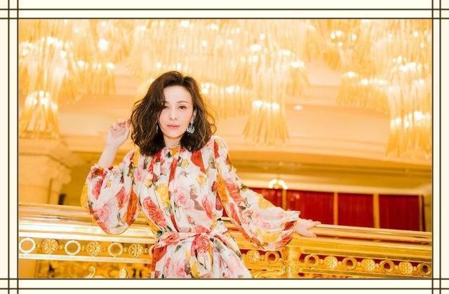 当26岁热巴和47岁王琳同穿印花裙，终于知道为啥女人越老越有味道