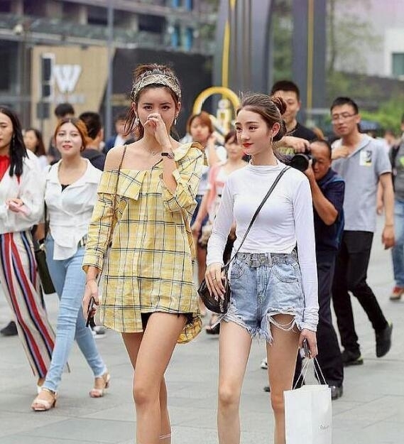 适合:气质满分的小姐姐,大长腿配高跟鞋很适合,回头率很高,路人街拍