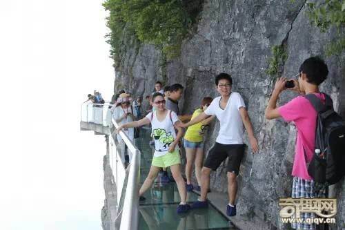 世上最长全透明玻璃桥开放!美女吓尿说：谁背我过去，就嫁给他！